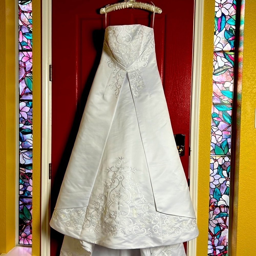 Beautiful St Tropez  strapless wedding gown size 16.